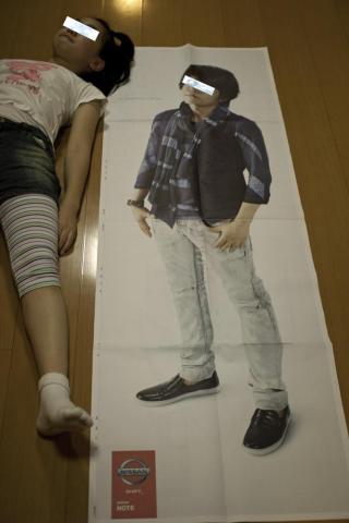 同じポーズをとっているつもりらしい