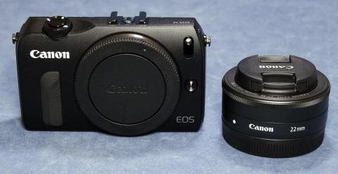 ボディ & EF-M22 STM レンズ