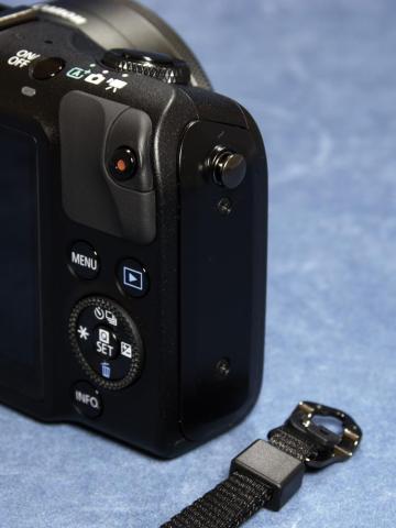 ストラップ取付け部