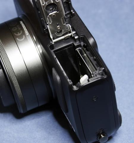 バッテリーボックスのフタを開けたところ