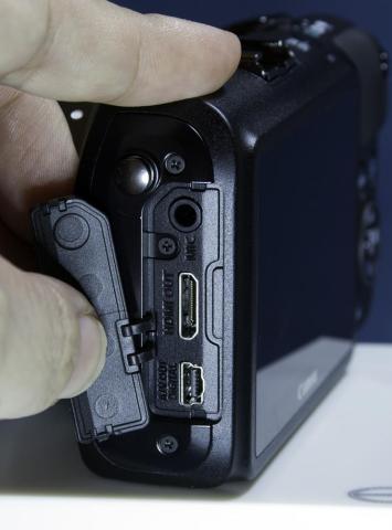 端子カバーを開いたところ