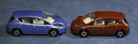 左が記念品、右は初回限定カラーの日産リーフ