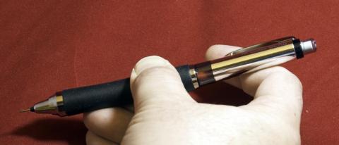 親指の先辺りから曲がっている