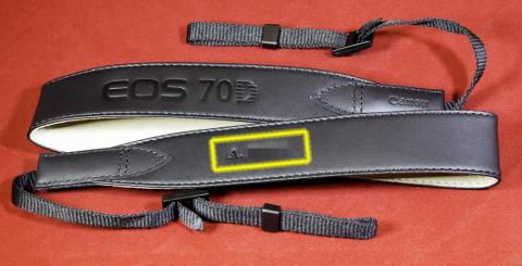 黄色く囲まれた部分に名前が刻印されています