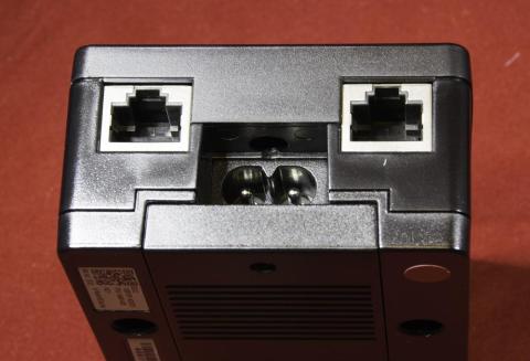 ACケーブルを挿せばタップから離れた場所でも使えます