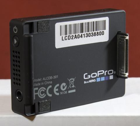 左の出っ張りを本体のくぼみに掛けます