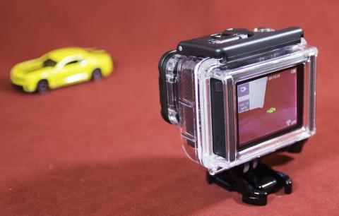 裏蓋はボタン、液晶を触れる穴の開いたモノを装着しています