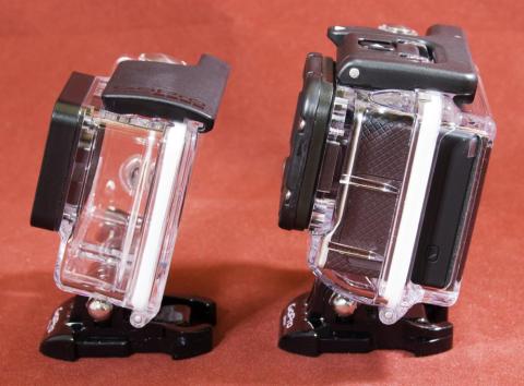 本体付属の防水ケースと LCD付属の防水ケース