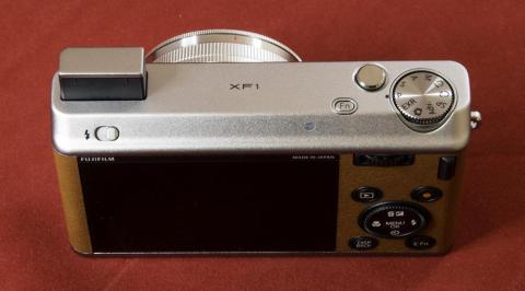 ストロボはポップアップ式