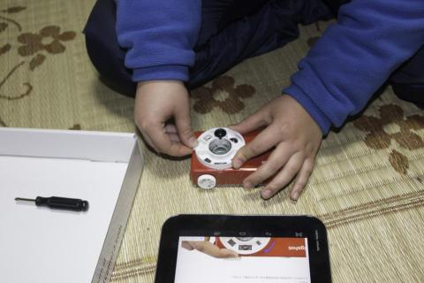 レンズはめ込み中