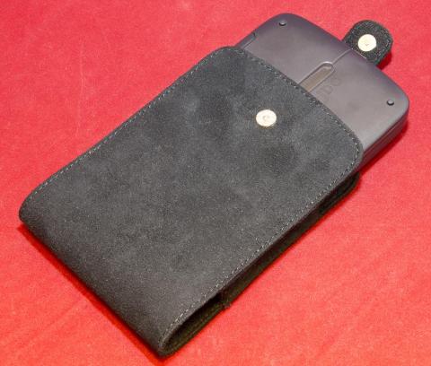 スエード調のカバーで高級感がある