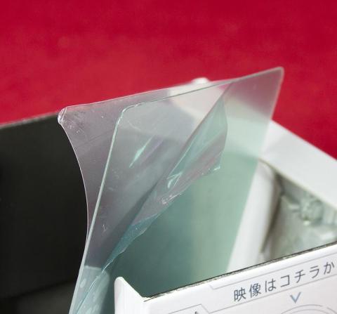 面を触らないように注意します