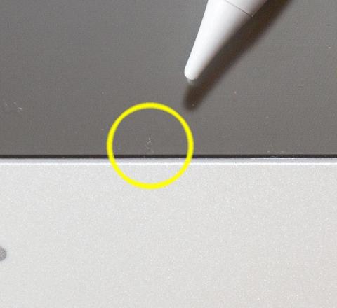 丸で囲まれているホコリのみ、保護フィルムの内側です