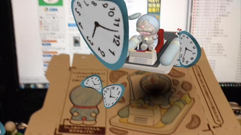 歪んだ時計が流れてきて時間旅行中?