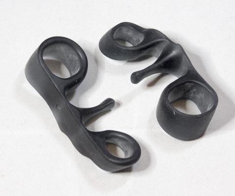 右にあるのが左足用、左にあるのが右足用