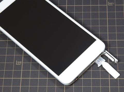 SIMカードは専用の器具で引っ張り出します。