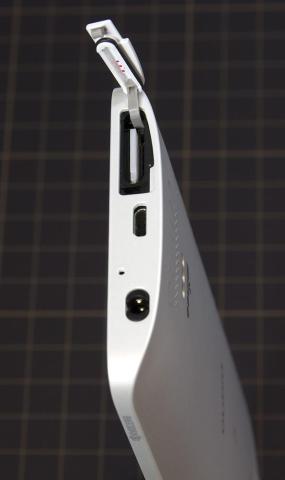 入出力端子は下部にまとめられています。