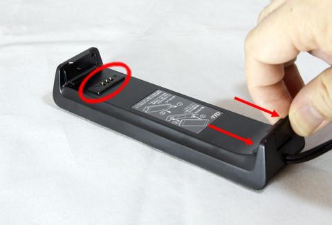 本体をセットする事で、端子が飛び出てきます。