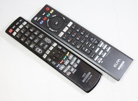 下が純正リモコン、上が本品