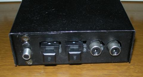 左から「入力セレクタ」「光IN」「光OUT」「同軸IN」「同軸OUT」