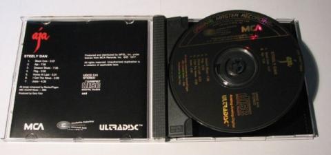 CDが宙ぶらりんになるおもしろいケースに入っています