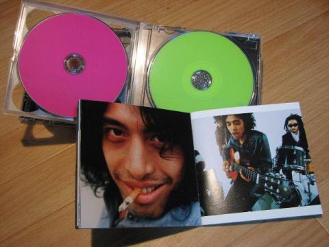 ピンクのCDにピンクの文字、緑のDVDに緑の文字。濃いというより読みにくい...