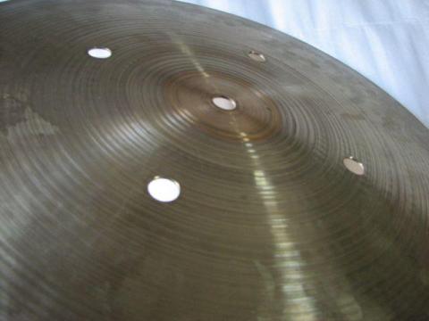 ボトム(下)側。穴あきでフラット