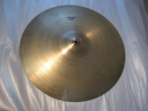 20インチ=直径50cm強もある大きいシンバルです