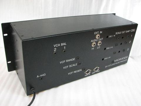 裏には発振器3つの調律用のネジ穴あり