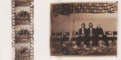 歌詞カードに使われている写真も暗い...