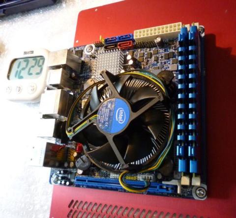 CPU、CPUファン、メモリを装着