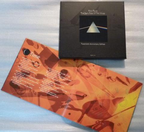 バックのピラミッド見えます?