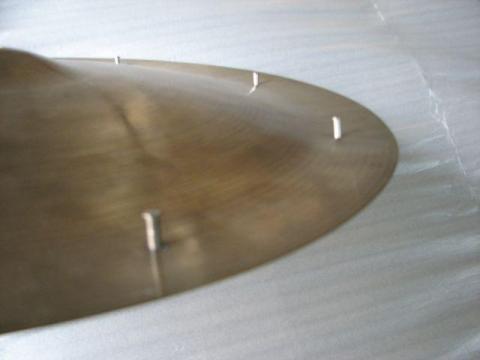 横から見るとこうなってます(このリベット(シズル)がチリチリ鳴り続ける)。