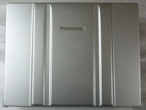 この比較的正方形に近いフォルムが時代を感じさせます