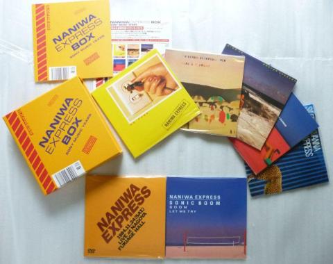 6枚のCD、1枚のDVDにブックレットのBOX