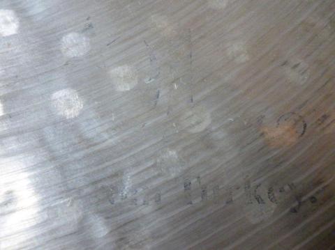 前オーナーがシンバルクリーナーを使い、Uの上の星とロゴの最後の“Turkey”等が薄く残るのみ