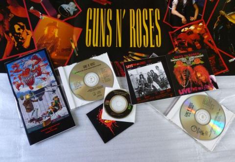 発売当初発禁を喰らったロボットが女性を暴行するジャケットはスリーブ内部へ移動(左)