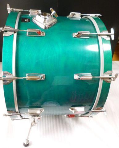 青とも緑とも形容しがたい独特の色合い