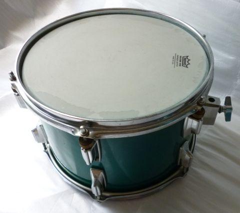 右側にある上に穴が空いているのがL字金具が(下から)入る穴