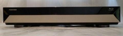 カバーを閉めると端正な顔つき