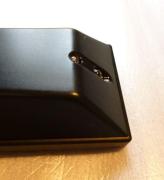 リモコンは受光器に向けても立てても使える2発信器タイプ