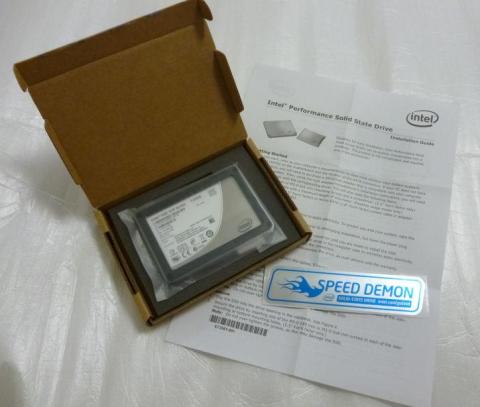 本体の他には、英文のインストレイションガイドとステッカーのみ