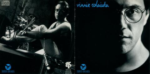 モノクロの暗い照明が、ストイック