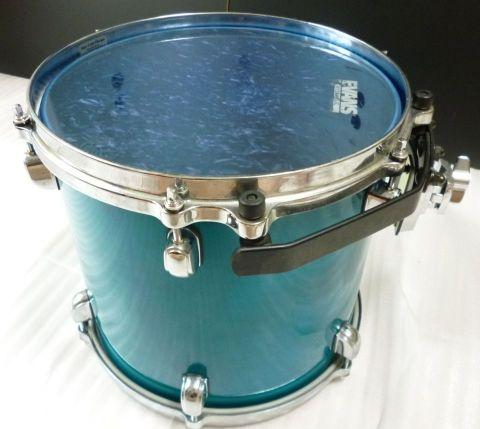 この黒いつり下げ式の金具は大きく、タムホルダーだとさらに自由度を狭めるためラックも購入