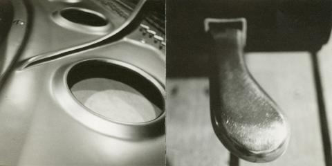 ブックレットにはモノトーンでアコースティックピアノの写真が...