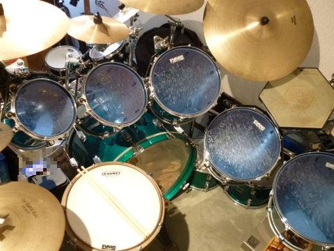 ラック使用で12の深胴を右に逃がしているのが低くセッティングできている秘訣