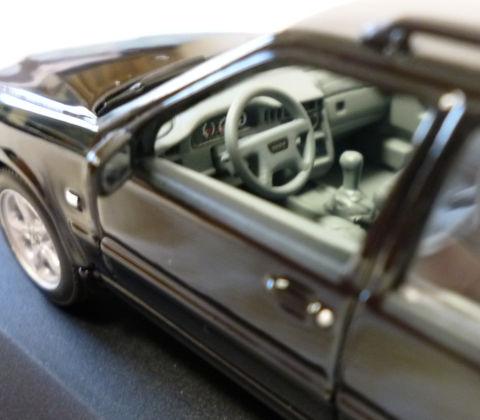 ステアリング中央(エアバッグ収納部)にあるVOLVOのマーキングも再現