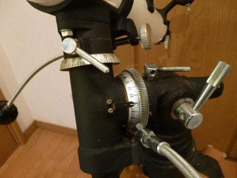 地球の自転軸に合わせて傾けた二つの回転軸で星を追い続ける動きを創り出す