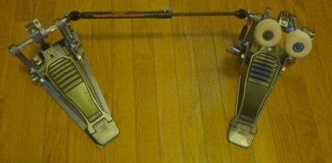 左右に二つペダルはあるがビーターは二つとも右側