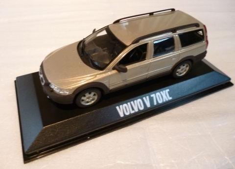 オーバーフェンダーやバンパー部がブラックアウトされ野性的な表情に...